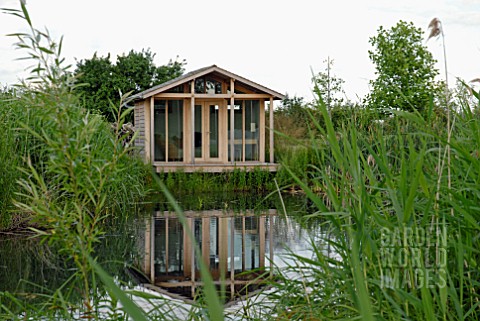 WOODEN_SUMMERHOUSE_BY_POND