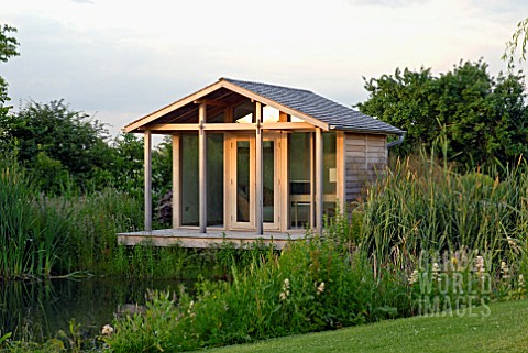 WOODEN_SUMMERHOUSE_BY_POND