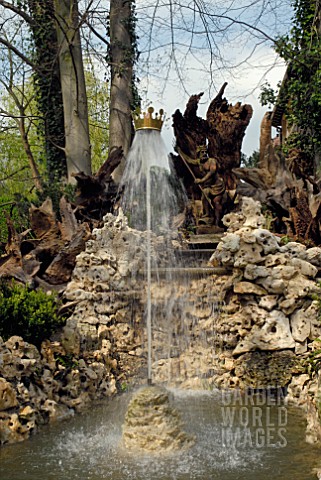 NEPTUNE_AND_THE_DANCING_CROWN_FOUNTAIN_IN_THE_STUMPERY_POOL_AT_HANHAM_COURT
