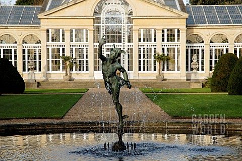 STATUE_OF_MERCURY_IN_POOL_AND_GREAT_CONSERVATORY_AT_SYON_PARK