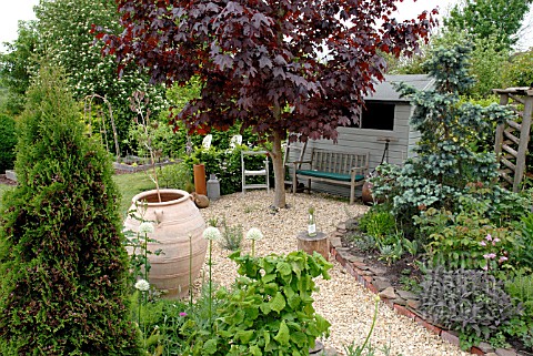 MIXED_BORDERS__POT_AND_SHED_IN_RURAL_GARDEN