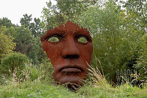 VERTICAL_FACE_BY_RICK_KIRBY_IN_THE_SCULPTURE_GARDEN_AT_BURGHLEY_HOUSE_STAMFORD