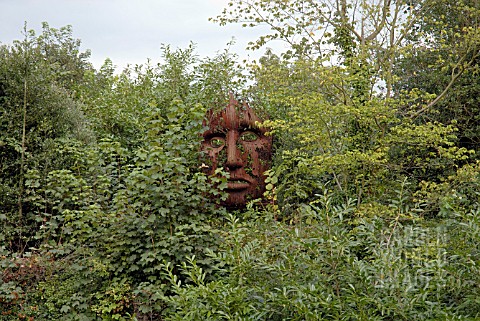 STEEL_FACE_BY_RICK_KIRBY_IN_THE_SCULPTURE_GARDEN_AT_BURGHLEY_HOUSE_STAMFORD
