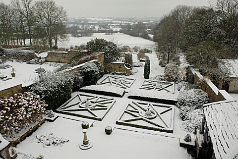 CAMERS_NEAR_BRISTOL_FORMAL_COUNTRY_GARDEN_IN_SNOW