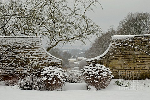 WINTER_VIEW_THROUGH_GAP_IN_STONE_WALL_AT_CAMERS_NEAR_BRISTOL