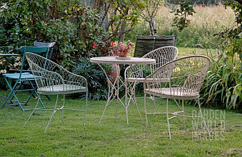 RUSTIC_METAL_GARDEN_TABLE_AND_CHAIRS