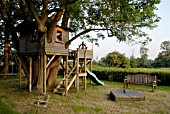 TREE HOUSE AND PLAY AREA IN COUNTRY GARDEN