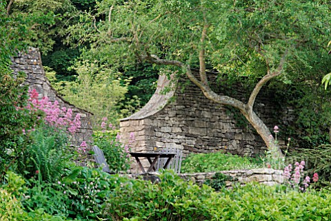 TABLE_AND_CHAIRS_IN_COUNTRY_GARDEN_IN_THE_COTSWOLDS