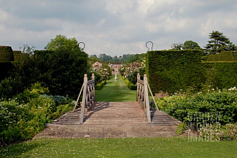 VIEW_ACROSS_BRIDGE_TO_THE_FORMAL_ROSE_GARDEN_AT_OZLEWORTH_PARK_GLOUCESTERSHIRE