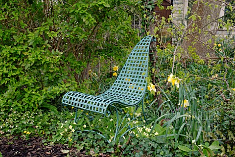 RUSTIC_METAL_CHAIR_IN_SPRING_GARDEN