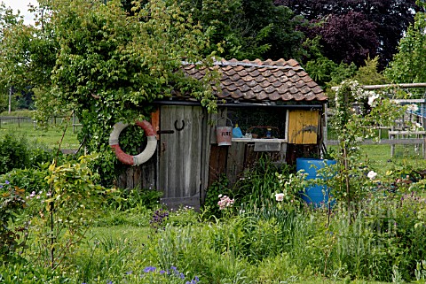 SHED_IN_COUNTRY_GARDEN