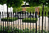 THE PORSCHE GARDEN, RHS HAMPTON COURT SHOW 2008, DESIGNERS - SIM FLEMONS AND JOHN WARLAND