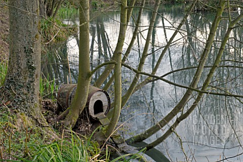 NESTING_BOX_FOR_DUCKS_BY_LAKE