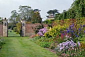 EARLY AUTUMN BORDER AT OZLEWORTH PARK, GLOUCESTERSHIRE