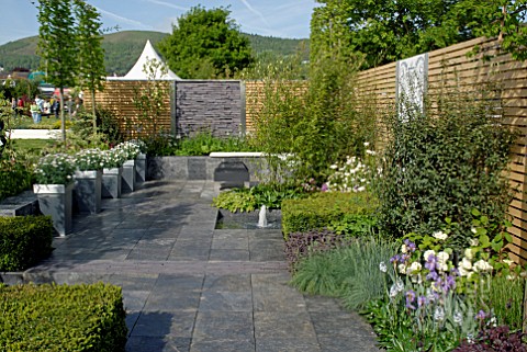 CHIC_CITY_SPACE_SHOW_GARDEN_AT_MALVERN_SPRING_SHOW_2009_DESIGN_BY_MARK_DRAPER_GRADUATE_GARDENERS_LTD