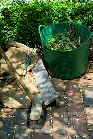 TOOLS_FOR_WEEDING_AND_TIDYING_GARDEN