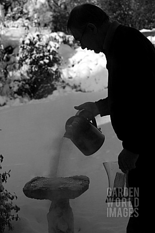 BLACK_AND_WHITE_IMAGE_OF_DEFROSTING_BIRD_BATH_IN_WINTER