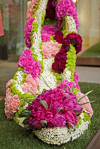 SLOANE_IN_BLOOM_COMPETITION_WINNER__PLEASE_KEEP_OFF_THE_GRASS__LK_BENNETT_SHOE_SHOP__FLORAL_DISPLAY_