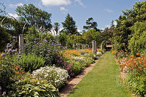 HERBACEOUS_BORDER_IN_THE_OLD_ITALIAN_TERRACE_AT_DYFFRYN_GARDENS__WALES