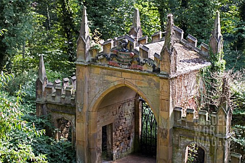 THE_ARCH_IN_THE_PARK__RENISHAW_HALL