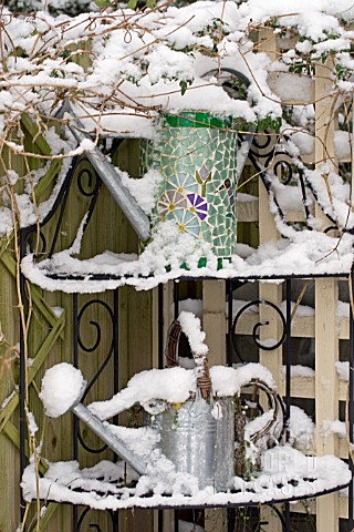 DECORATIVE_WATERING_CANS_COVERED_IN_SNOW