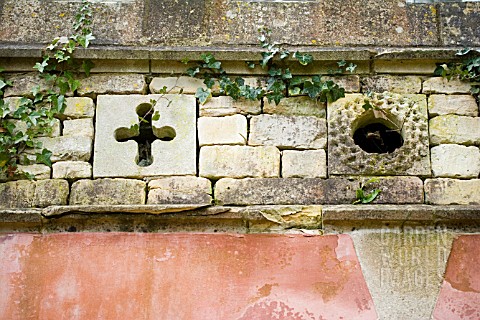 WALL_DETAIL_AT_PAINSWICK_ROCOCCO_GARDEN