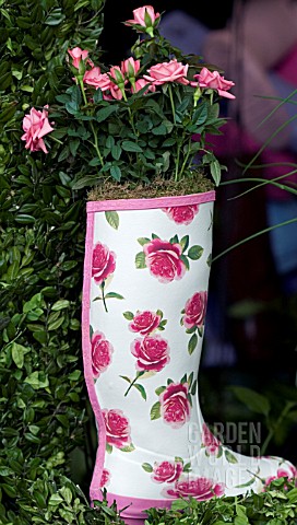 HUNTERS_WELLINGTON_BOOT_PLANTED_WITH_PINK_ROSES