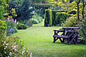 VIEW OF THE GARDEN OF THE WINNER OF BBC GARDENERS WORLD 2006 SUE BEESLEY AT DUTTON