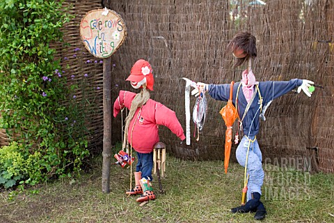 ALTON_INFANT_SCHOOL__LEARNING_TO_LOOK_AFTER_OUR_WORLD__SCARECROWS_IN_WAITING__HAMPTON_COURT_FLOWER_S