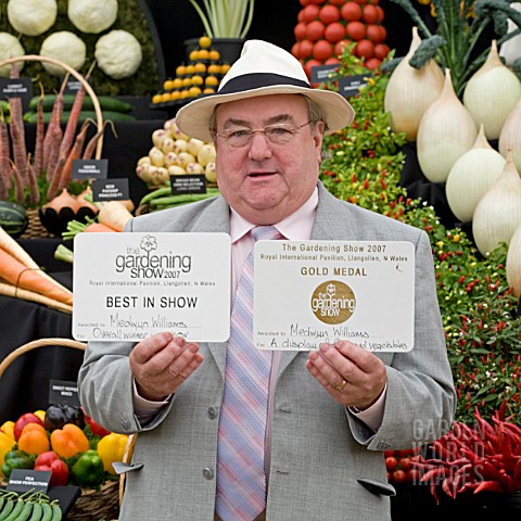 MEDWYN_WILLIAMS_WITH_HIS_BEST_IN_SHOW_VEGETABLES_AT_LLANGOLLEN_GARDENING_SHOW_2007