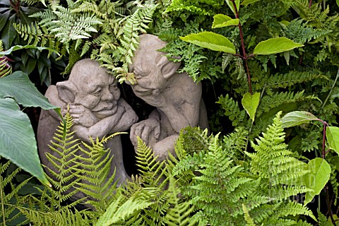 IMP_STATUES_SITTING_IN_AMONGST_FERNS