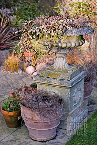 URN_AND_POTS_IN_WINTER
