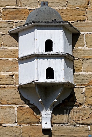 WALL_MOUNTED_DOVECOTE_AT_RENISHAW_HALL_DERBYSHIRE