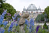 DETAIL FROM A MIDSUMMER NIGHTS DREAM AT HAMPTON COURT FLOWER SHOW 2007 DESIGNED BY NIGEL BOARDMAN AND STEPHEN GELLY, WITH HAMPTON COURT PALACE IN BACKGROUND