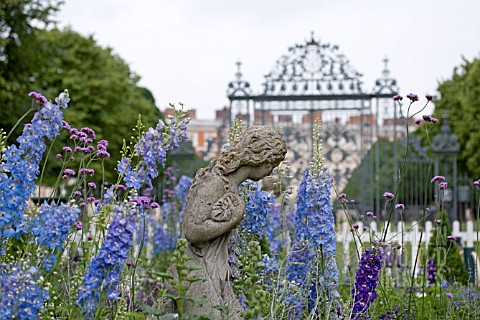 DETAIL_FROM_A_MIDSUMMER_NIGHTS_DREAM_AT_HAMPTON_COURT_FLOWER_SHOW_2007_DESIGNED_BY_NIGEL_BOARDMAN_AN