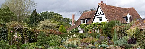 EASTGROVE_COTTAGE_GARDEN_WORCESTERSHIRE_PANORAMIC