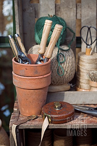 OLD_FASHIONED_POTTING_SHED_HARTLEYS_BOTANIC_STAND_AT_CHELSEA_FLOWER_SHOW_2008