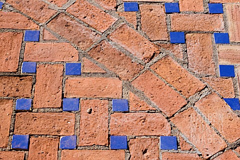 BRICK_AND_TILE_PATTERNED_PATIO
