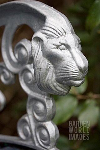 SILVER_LION_DETAIL_ON_BENCH