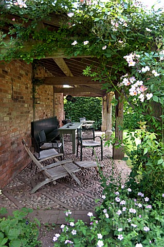 WOLLERTON_OLD_HALL_GARDEN_JUNE