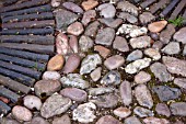 PEBBLE PAVING AND SLATE DETAIL