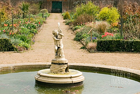 FOUNTAIN_AND_SPRING_BEDS_AT_HELMSLEY_WALLED_GARDEN