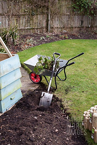 VEGETABLE_GROWING_IN_SMALL_SPACES_IN_SUBURBAN_GARDEN__PREPARATION