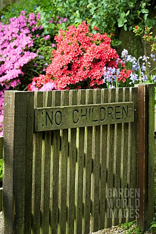 NO_CHILDREN_SIGN_ON_GATE