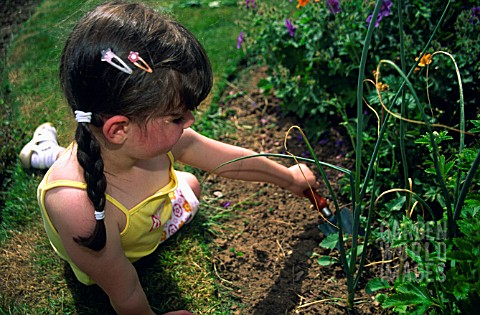 YOUNG_GIRL_GARDENING_WITH_TROWEL