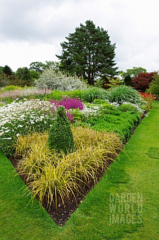 HERBACEOUS_FLOWER_BED_AT_RHS_HARLOW_CARR_GARDENS