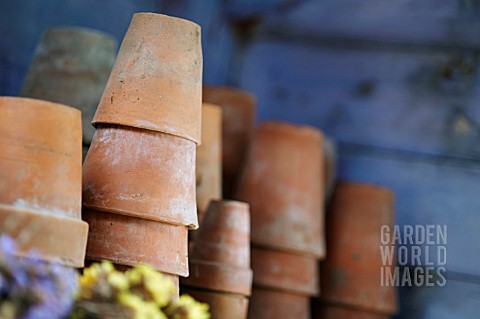 STACKED_TERRACOTTA_POTS