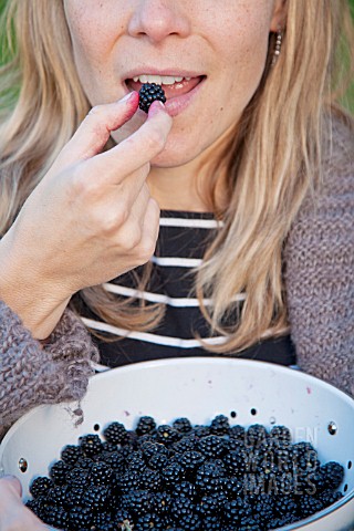 LADY_EATING_PICKED_BLACKBERRY