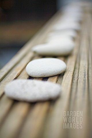 WHITE_PEBBLES_ON_DECKING