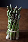 BUNCH OF ASPARAGUS ON TABLE